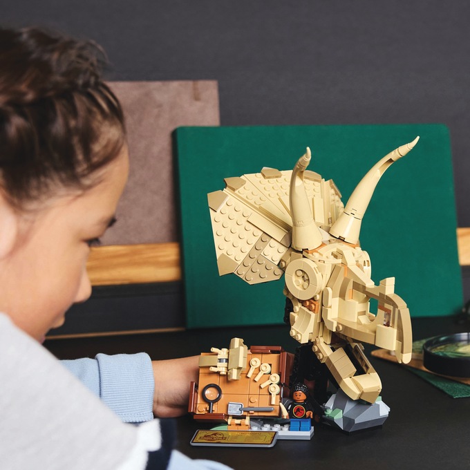 LEGO Jurassic World Dinosaur Fossils: Triceratops Skull, Tan, large