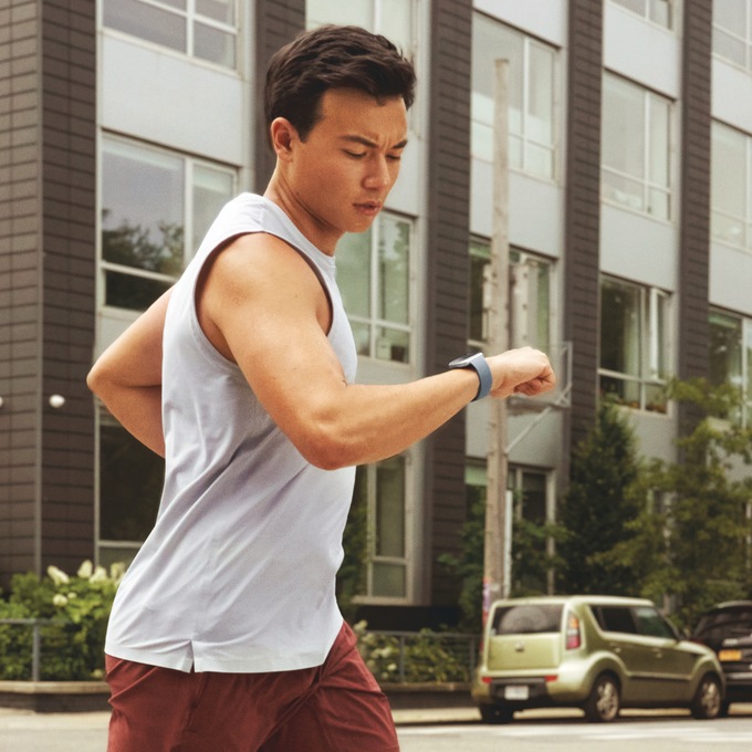 Fitbit Versa 4 Smartwatch, , large