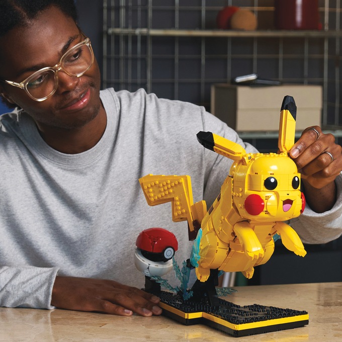 LEGO Pok&eacute;mon Pikachu and Pok&eacute; Ball, Yellow, large
