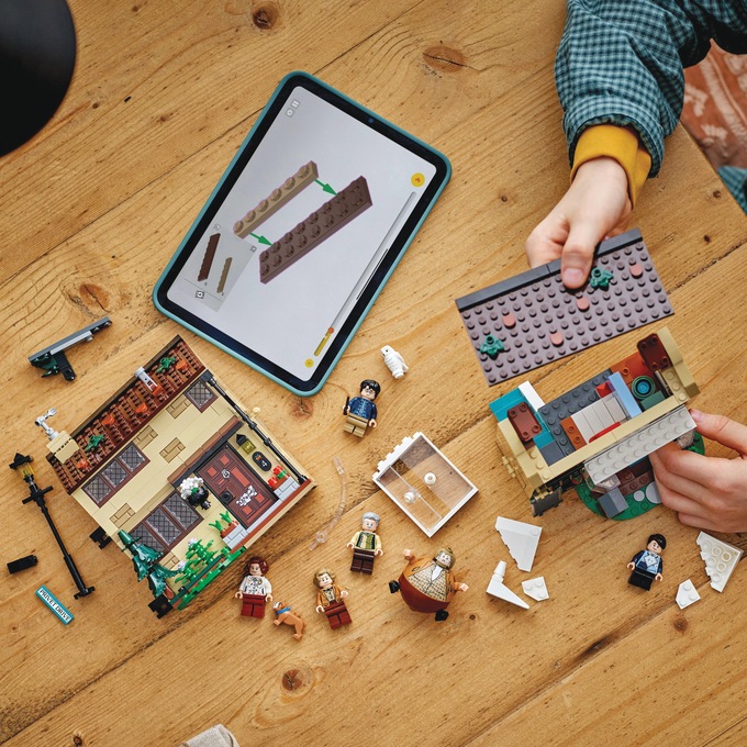 LEGO Harry Potter Privet Drive: Aunt Marge's Visit, , large