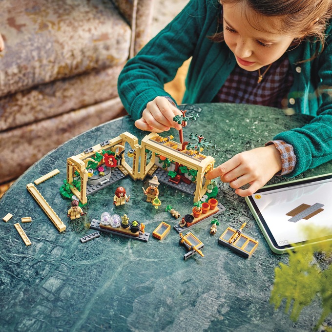 LEGO Harry Potter Hogwarts Castle: Herbology Class, , large
