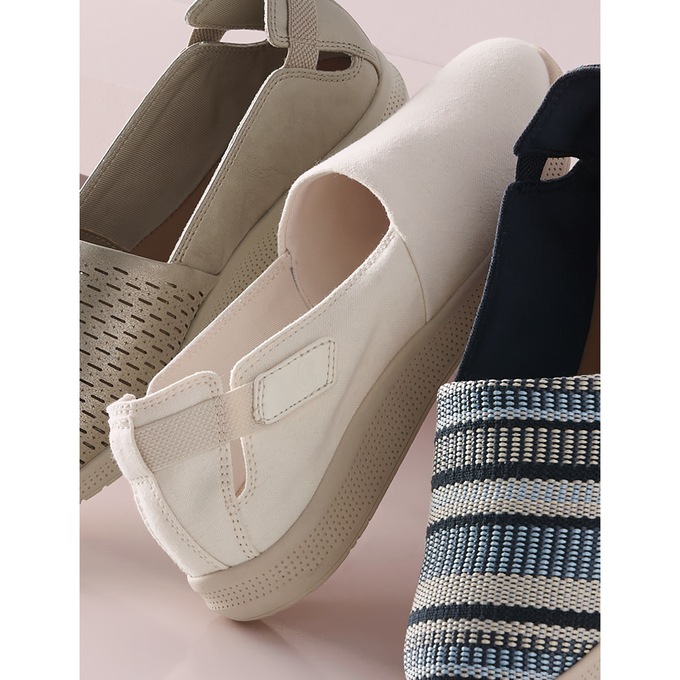 Baretraps Women's Viccia Slip-On, Cream, large